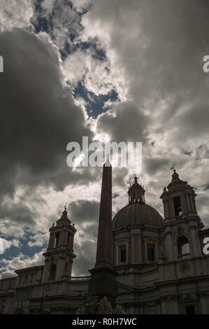 Der Obelisk des Brunnen der vier Flüsse und Basilica Kirche von Sant'Agnese in Agone in Piazza Navona. Rom, Latium Region, Italien, Europa Stockfoto