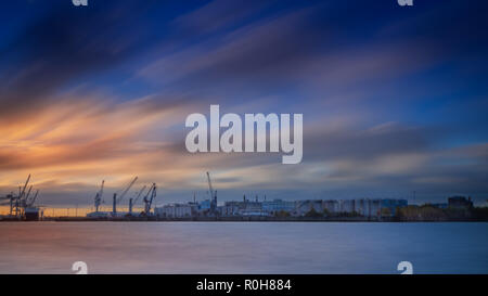 Schönen Sonnenaufgang am Hamburger Landungsbrücken Stockfoto