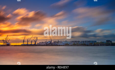 Schönen Sonnenaufgang am Hamburger Landungsbrücken Stockfoto