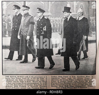 Zeitungsausschnitt von Prinz Philip Duke of Edinburgh & Dukes of Gloucester, Windsor, Kent bei „Funeral of King George VI“ im Februar 16 1952 Stockfoto