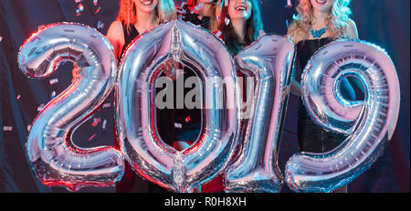 Partei, Menschen und Feiertage des neuen Jahres Konzept - Close up fröhlicher junger Frauen feiern Silvester 2019 Stockfoto