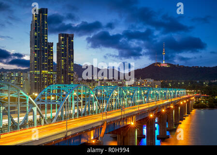 Nacht Blick auf Seoul von Han River in Südkorea Stockfoto