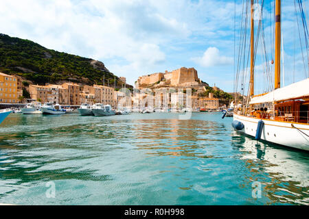 Ein Blick über die mediterranen Meer im Hafen von Bonifacio, Korsika, Frankreich, mit seinen berühmten Zitadelle im Hintergrund auf einem Vorgebirge Stockfoto