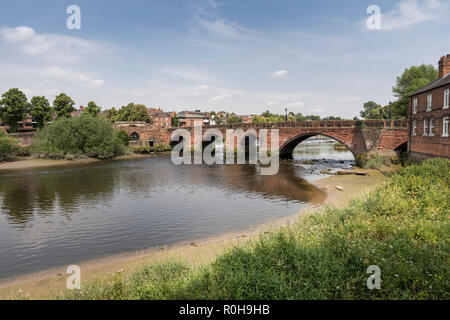 Alte Brücke über den Fluss Dee Dee in Chester, Cheshire, England, Großbritannien Stockfoto