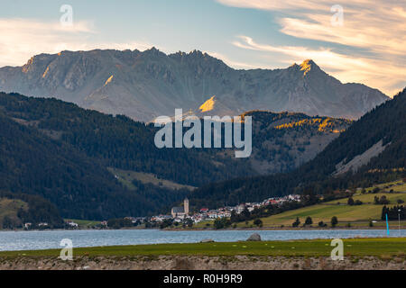 Reschen Stadt und See, Südtirol, Bozen, Italien Stockfoto