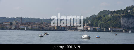 Arona, Italien - 9 September 2018: Die Ortschaft Arona am Lago Maggiore in Italien Stockfoto