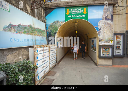 Eingang des Tunnels Passage für die Bahn Bahnhof in Manarola, Cinque Terre, Italien Stockfoto