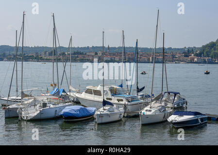 Arona, Italien - 9 September 2018: Die Ortschaft Arona am Lago Maggiore in Italien Stockfoto