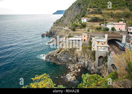 Eisenbahn Bahnhof Blick von oben in Riomaggiore Cinque Terre, Italien Stockfoto