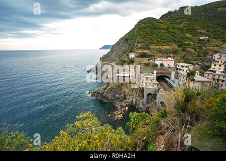 Eisenbahn Bahnhof Blick von oben in Riomaggiore Cinque Terre, Italien Stockfoto