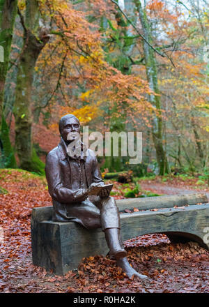Statue des Dichters Robert Burns sitzt auf der Bank im Herbst am Birks O'Aberfeldy Scenic Area in Aberfeldy, Perthshire, Schottland, Großbritannien Stockfoto