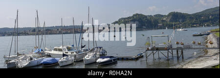 Arona, Italien - 9 September 2018: Die Ortschaft Arona am Lago Maggiore in Italien Stockfoto