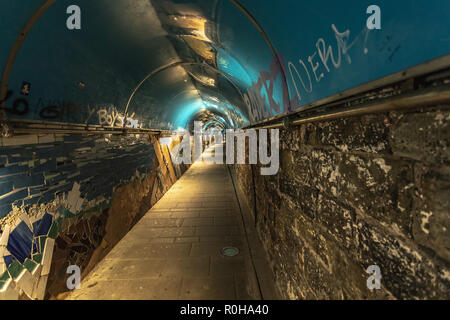 Passage Tunnel zum Bahnhof in Riomaggiore, Cinque Terre, Italien Stockfoto