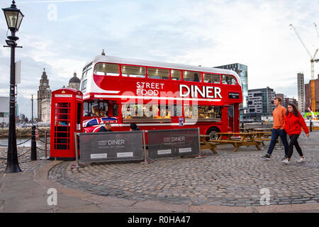 Rote Doppeldecker Bus umgewandelt Street Food Diner auf der Straße, in Liverpool, Großbritannien Stockfoto