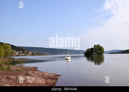 Lac du Salagou, Herault, Languedoc, Südfrankreich. Der See wurde 1968 erstellt, wenn ein Damm über den Fluss Salagou errichtet wurde. Stockfoto