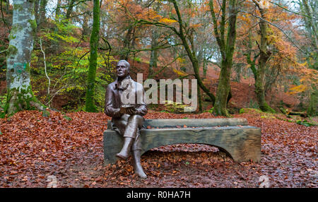 Statue des Dichters Robert Burns sitzt auf der Bank im Herbst am Birks O'Aberfeldy Scenic Area in Aberfeldy, Perthshire, Schottland, Großbritannien Stockfoto