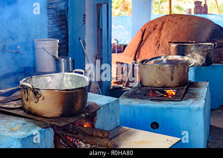 Rustikale Küche in das Innere von Brasilien mit Holz Herd und Backofen aus Lehm bereitet das Essen serviert. Stockfoto