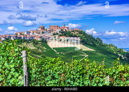 Blick auf La Morra in der Provinz von Cuneo, Piemont, Italien. Stockfoto