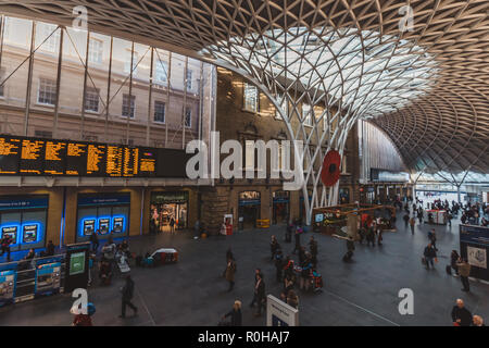 LONDON - 31. Oktober 2018: die Innere des Gebäudes am Kings Cross Bahnhof in London Stockfoto