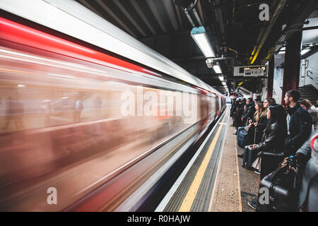 LONDON - 31. Oktober 2018: Bahnhof am Gleis auf Londoner U-Bahnhof ankommen Stockfoto