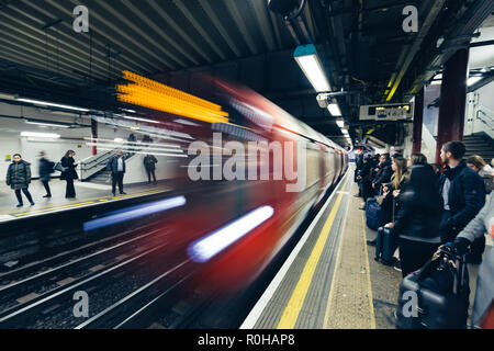 LONDON - 31. Oktober 2018: Bahnhof am Gleis auf Londoner U-Bahnhof ankommen Stockfoto