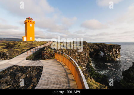 SNAEFELLSNES, ISLAND - AUGUST 2018: Blick über orange Turm von Svortuloft Leuchtturm und Bogen in den Felsen. Stockfoto