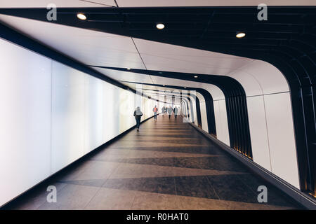 LONDON - 31. Oktober 2018: die Menschen zu Fuß in futuristische Moderne sci-fi Moody tunnel Hintergrund in der Stadt London