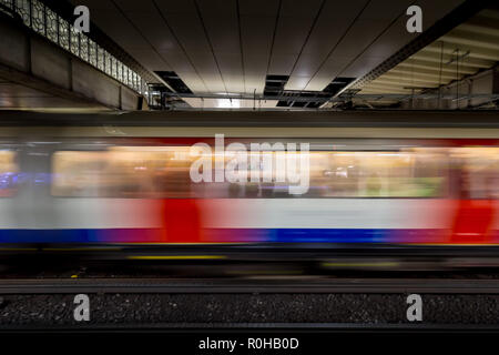 Beschleunigung am Bahnhof Plattform ankommen auf die Londoner U-Bahn Station Stockfoto