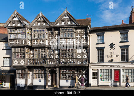 Die historische Klasse 1 aufgeführten Feathers Hotel in Ludlow, Shropshire, das im August 2018 geschlossen wurde im Jahre 1619 ursprünglich als ein Haus gebaut. Stockfoto