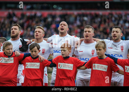 4. November, Anfield, Liverpool, England; Rugby League International Test Match, England V Neuseeland; England Mannschaft und Maskottchen singen die Nationalhymne Credit: Mark Cosgrove/News Bilder Stockfoto