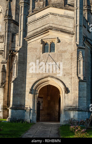 Große eingeschnittenen Sonnenuhr über Tür in der Vorhalle der Kirche St. Maria, der Jungfrau, Steeple Ashton, Wiltshire, UK. Stockfoto