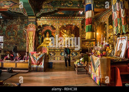 Tibetische Mönche in einem Kloster singen. Boudhanath Stupa, Pashupatinath, Kathmandu, Nepal Stockfoto