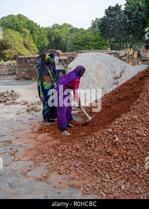 Jaipur, Indien, 18. bis 22. September 2018 Frauen arbeiten auf einer Baustelle in bunten Saris gekleidet Stockfoto