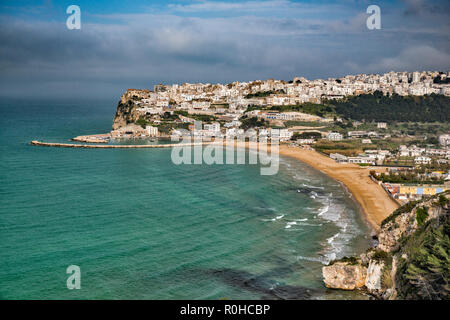 Stadt Vieste im Gargano über Adria, Ansicht von der Straße SP 89, Apulien, Italien Stockfoto
