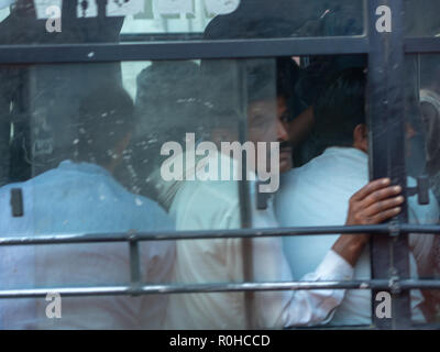 Jaipur, Indien, 18. bis 22. September 2018 eine Gruppe von Menschen in einem überfüllten Bus, in dem sie kaum atmen. Stockfoto