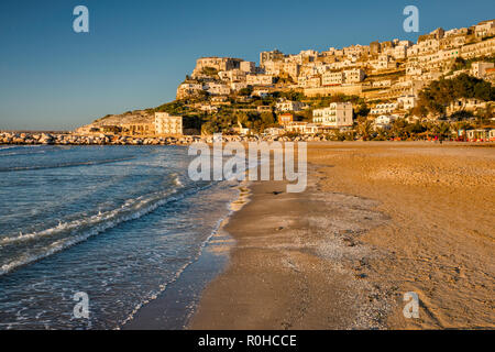 Stadt Vieste im Gargano über Adria Strand, Sonnenuntergang, Apulien, Italien Stockfoto