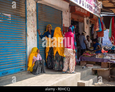 Jaipur, Indien, 18. bis 22. September 2018 Frauen warten in einem street Einrichtung besucht zu werden. Stockfoto