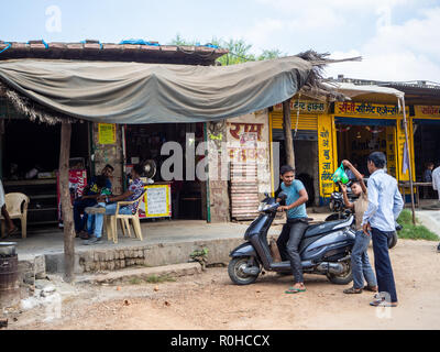 Jaipur, Indien, 18. bis 22. September 2018 Jungen auf ihren Motorrädern verhandeln auf den Straßen von Jaipur. Stockfoto