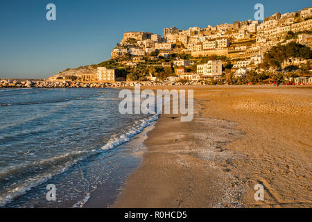 Stadt Vieste im Gargano über Adria Strand, Sonnenuntergang, Apulien, Italien Stockfoto