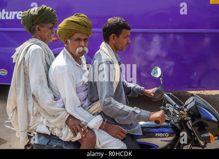 Jaipur, Indien, 18. bis 22. September 2018 eine Gruppe von drei Männern Reisen auf einem Motorrad ohne Helm oder korrekte Kleidung durch die Straßen von Jaip Stockfoto