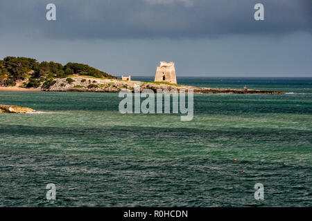 Torre di Sfinale, mittelalterlichen Wachturm am Gargano über Adria, in der Nähe der Stadt Vieste, Apulien, Italien Stockfoto