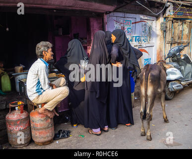 Jaipur, Indien, 18. bis 22. September 2018 Frauen warten in einem street Einrichtung besucht zu werden. Stockfoto