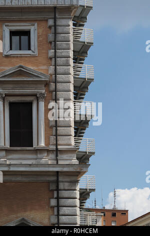 Ecke eines Wohnhauses mit Fenstern und Balkons in Rom, Italien Stockfoto