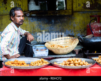 Jaipur, Indien, 18. bis 22. September 2018 an seinem Essen Einrichtung warten auf einen Kunden, um ihm etwas zu kaufen. Stockfoto