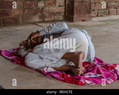 Jaipur, Indien, 18. bis 22. September 2018 Obdachlosen schläft in der Mitte der Straße durch das Dach eines Hauses bedeckt Stockfoto