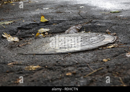 Große Grube mit Steinen auf der Asphaltstraße Stockfoto