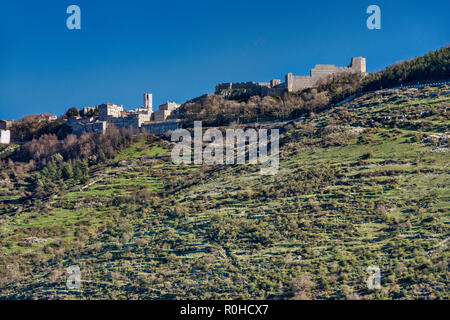 Stadt Monte Sant'Angelo auf terrassierten Hügel über Carbonara Tal in Gargano Massiv, Gargano, Apulien, Italien Stockfoto