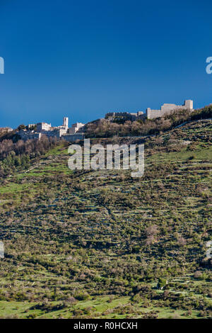 Stadt Monte Sant'Angelo auf terrassierten Hügel über Carbonara Tal in Gargano Massiv, Gargano, Apulien, Italien Stockfoto