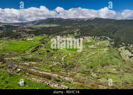 Gargano Massiv, Carbonara Tal, Ansicht von Stadt Monte Sant'Angelo, Nationalpark Gargano, Apulien, Italien Stockfoto