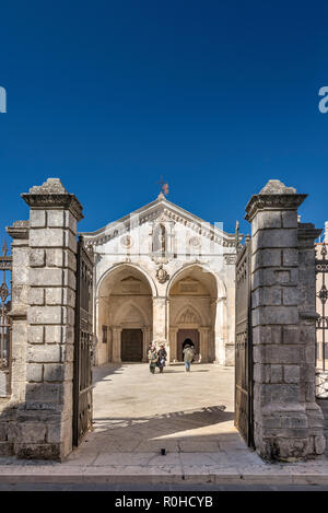 Basilica di San Michele, romanisch-gotischen Stil, Santuario di San Michele Arcangelo, Heiligtum in der Stadt Monte Sant'Angelo, Apulien, Italien Stockfoto